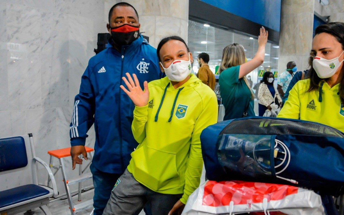Rebeca Andrade causa tumulto ao desembarcar no Aeroporto Santos Dumont, no Rio