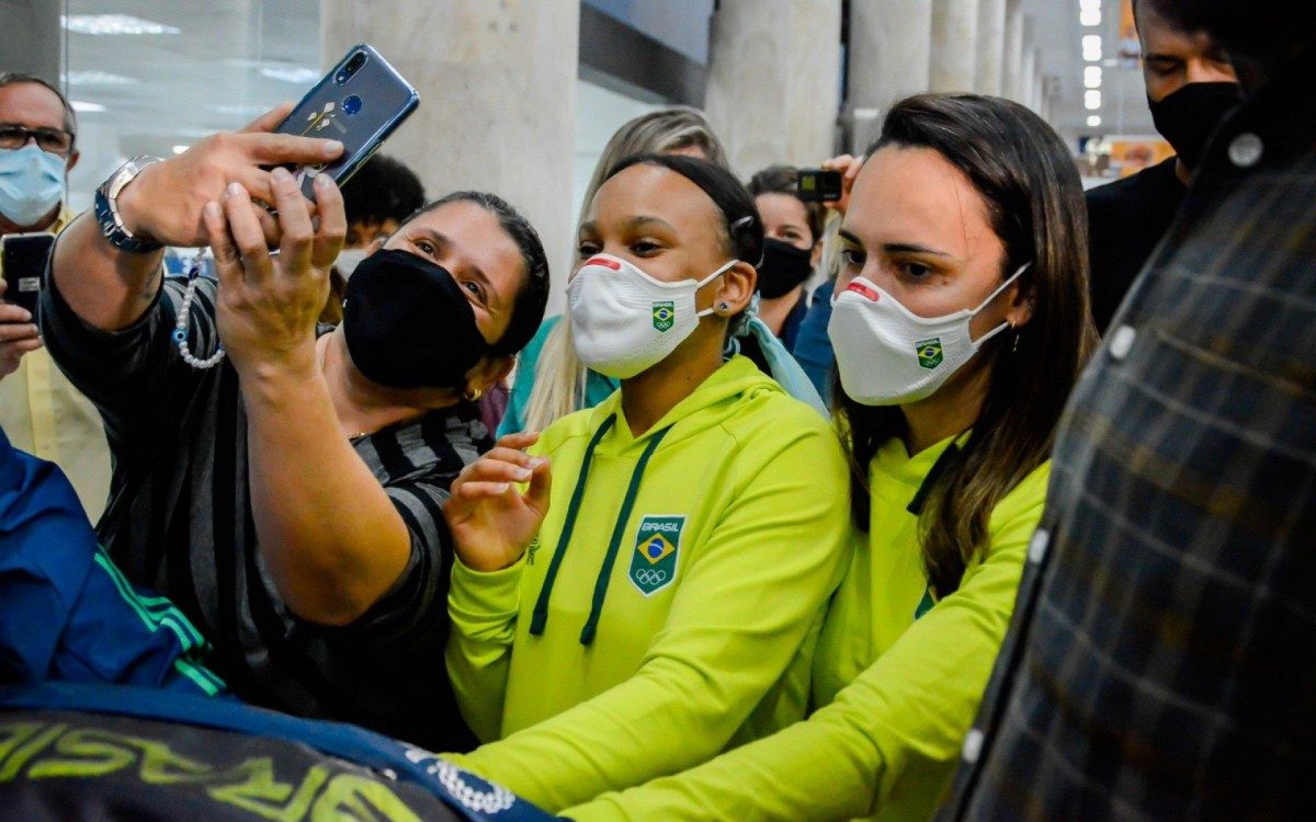 Rebeca Andrade causa tumulto ao desembarcar no Aeroporto Santos Dumont, no Rio - Ag. News