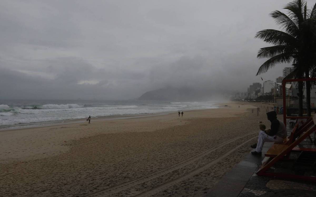 Clima Tempo - Chuva e frio no Rio de Janeiro, na manha de hoje. Na foto, Praia de Ipanema, zona sul do Rio.
