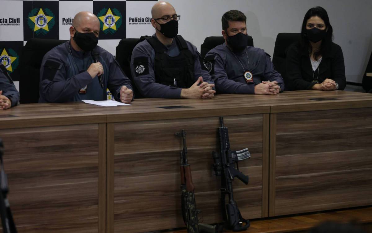 Rio,12/08/2021 -JACARE - Cidade da Policia,miliciano Macaquinho, um dos mais procurados do Rio, e preso pela Policia Civil. Na foto, ESQ/DIR: Marco Amim- titular da DCOD,William Pena Junior, titular da Draco,Rodrigo Oliveira, subsecretário de Planejamento e Integração Operacional da Polícia Civil,Felipe Cury, diretor do Departamento Geral de Polícia Especializada, André Neves, titular da Decon e DR.Taiane, subistituta da Draco .Foto: Cleber Mendes/Agência O Dia