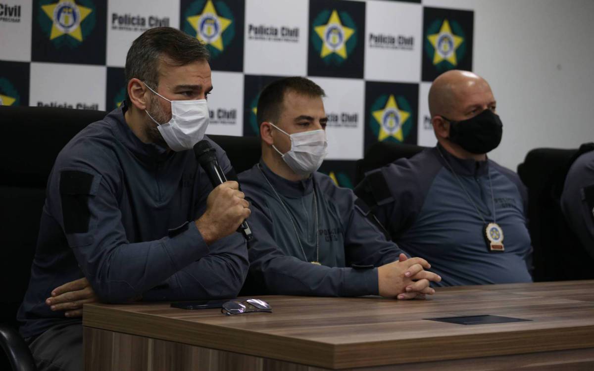 Rio,12/08/2021 -JACARE - Cidade da Policia,miliciano Macaquinho, um dos mais procurados do Rio, e preso pela Policia Civil. Na foto, ESQ/DIR: Marco Amim- titular da DCOD,William Pena Junior, titular da Draco,Rodrigo Oliveira, subsecretário de Planejamento e Integração Operacional da Polícia Civil,Felipe Cury, diretor do Departamento Geral de Polícia Especializada, André Neves, titular da Decon e DR.Taiane, subistituta da Draco .Foto: Cleber Mendes/Agência O Dia