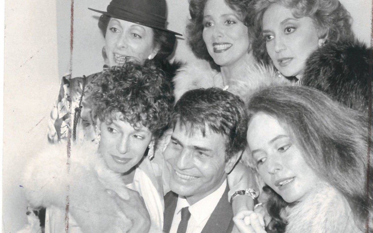 Tarcisio Meira durante a novela Guerra dos Sexos em Agosto de 1983
Araci Balabanian , Irene Ravache, Eva Vilma, Suzana Vieira, Tarcisio Meira e Rene de Vielmon