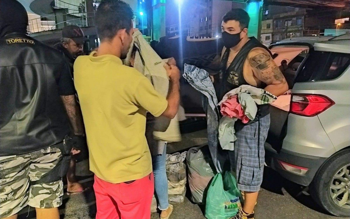 Doa&ccedil;&atilde;o de roupas de frio a moradores em situa&ccedil;&atilde;o de rua