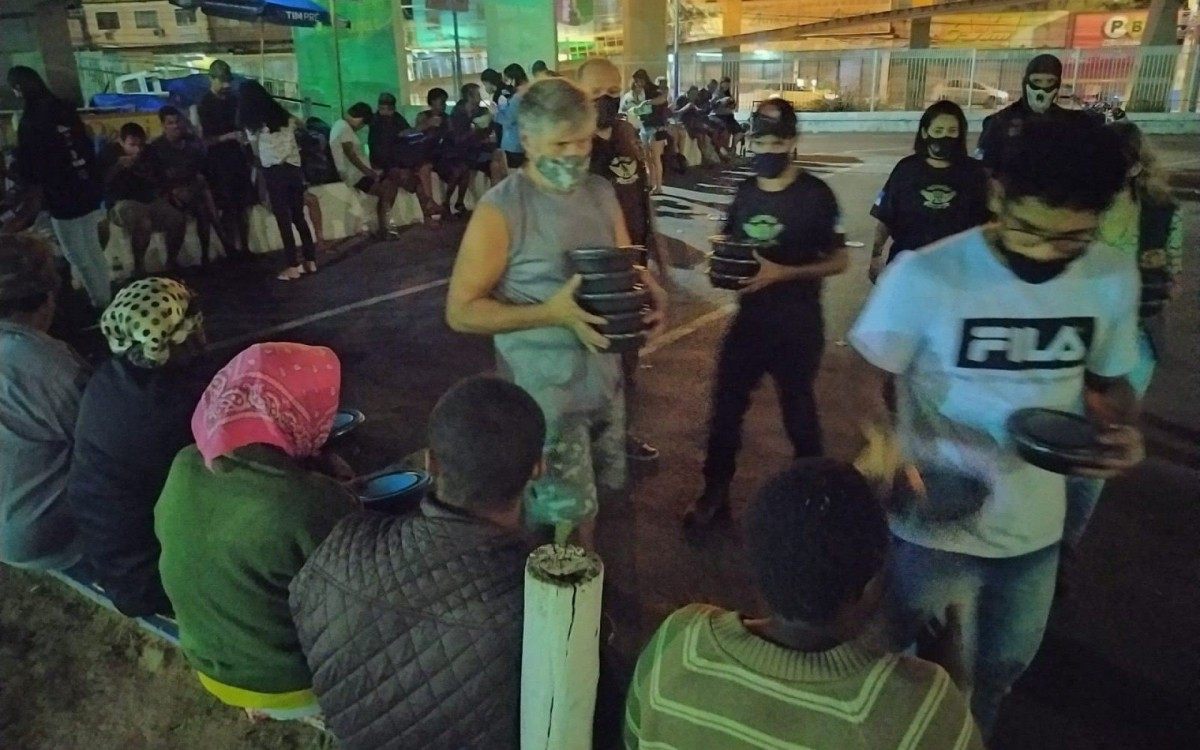 Para fazer as quentinhas, o grupo conta com apoiadores que ajudam com os alimentos, al&eacute;m de contribu&iacute;rem ainda com a aquisi&ccedil;&atilde;o de itens b&aacute;sicos