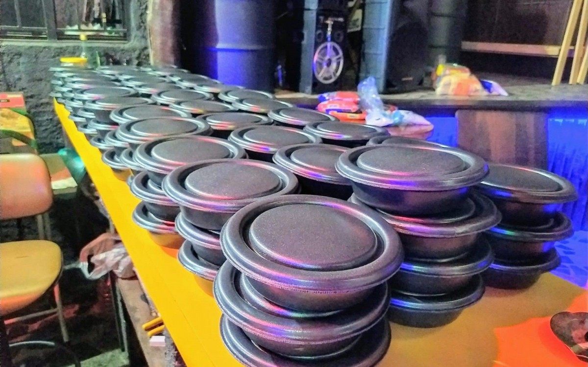 Mais de 1200 quentinhas j&aacute; foram distribu&iacute;das pelo grupo