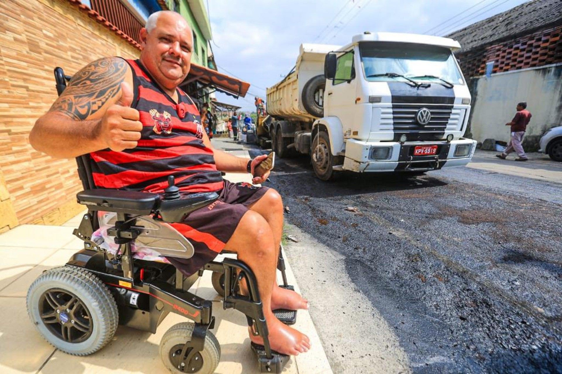 Cláudio Valério destacou que sua mobilidade será facilitada com a pavimentação das ruas - Rafael Barreto / PMBR