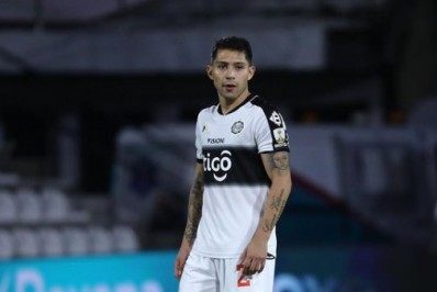 Após dividida com Arrascaeta, jogador do Olimpia sofre traumatismo craniano