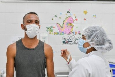 Rio retoma vacinação contra a covid-19 por faixa etária; 24 anos nesta sexta e 23 no sábado