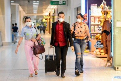 Gil do Vigor embarca em aeroporto acompanhado pela irmã