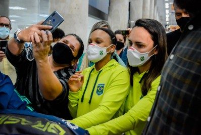 Rebeca Andrade causa tumulto em aeroporto ao chegar no Brasil