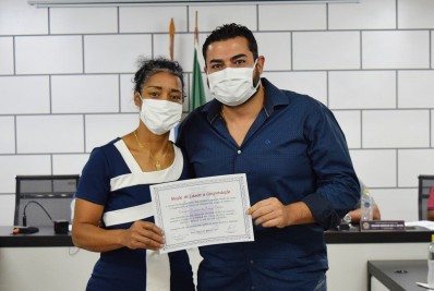 Vereador realiza entrega de Moção de Congratulação