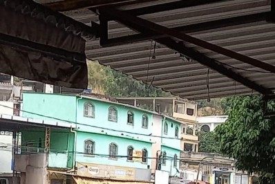 Criminosos encurralam e atiram contra viatura da PM em Realengo