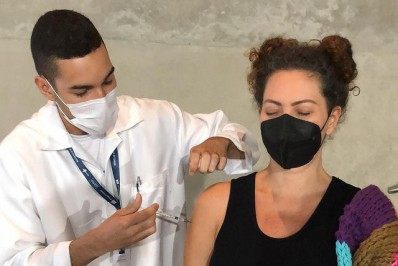 Grávida de gêmeos, Fabiula Nascimento é vacinada contra a covid-19: 'Pacto social'