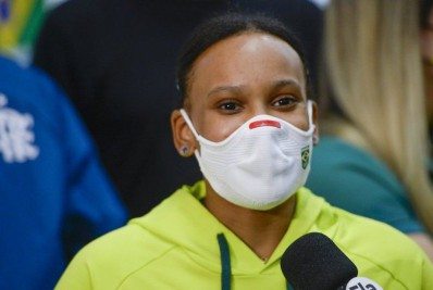 Após conquistas nas Olimpíadas, Rebeca Andrade recebe homenagem do Flamengo