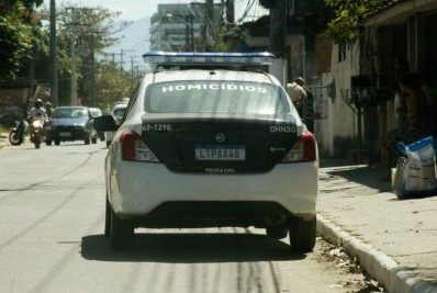 Polícia prende suspeita de mutilar criança recém-nascida.