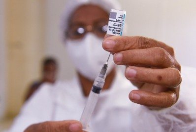 Pessoas com 20 anos recebem primeira dose da vacina contra a Covid-19 nesta sexta-feira (13), em Campos