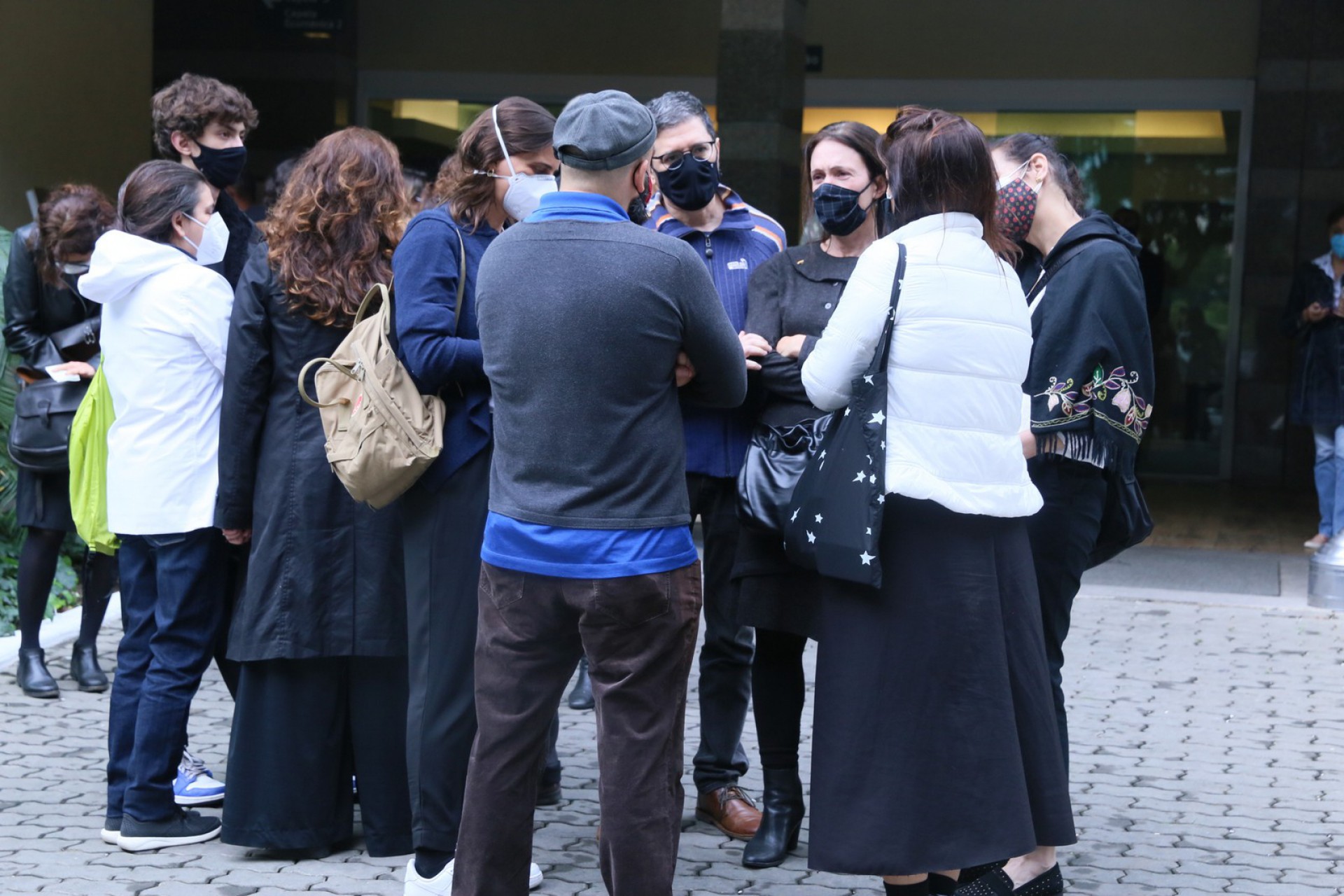 Amigos e parentes participam de velório do ator. Na foto, Bell Kutner - Anderson Borde / AgNews