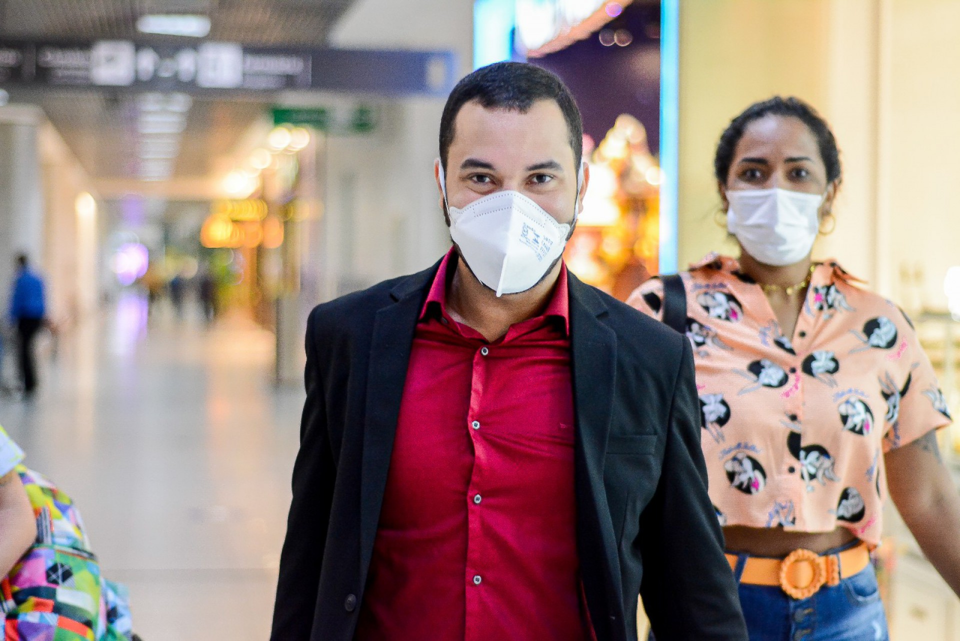 Gil do Vigor embarca no Aeroporto Santos Dumont acompanhado pela irmã e por uma amiga na noite desta quarta-feira - Ag. News