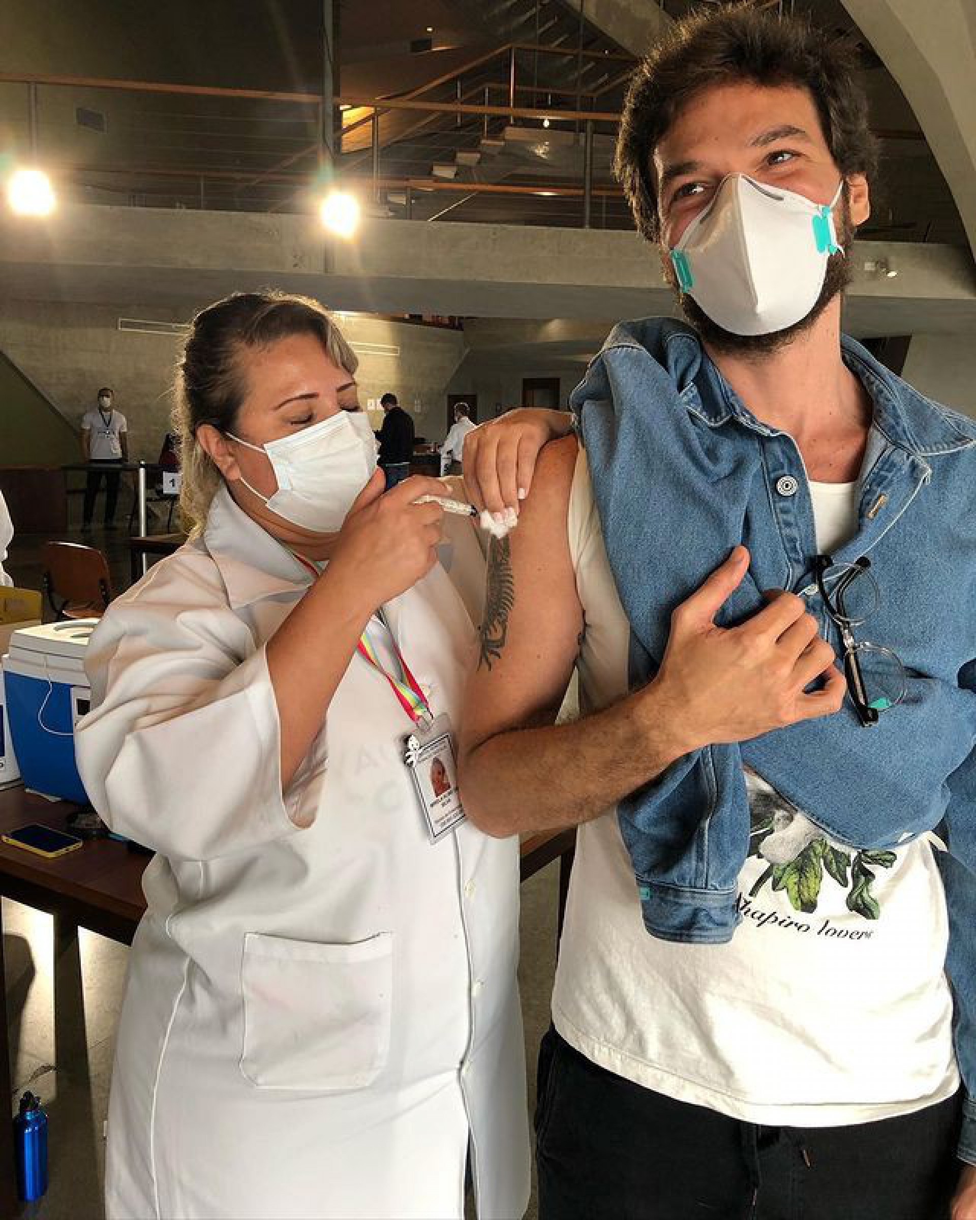 Emilio Dantas é vacinado contra a covid-19 - Reprodução/Instagram