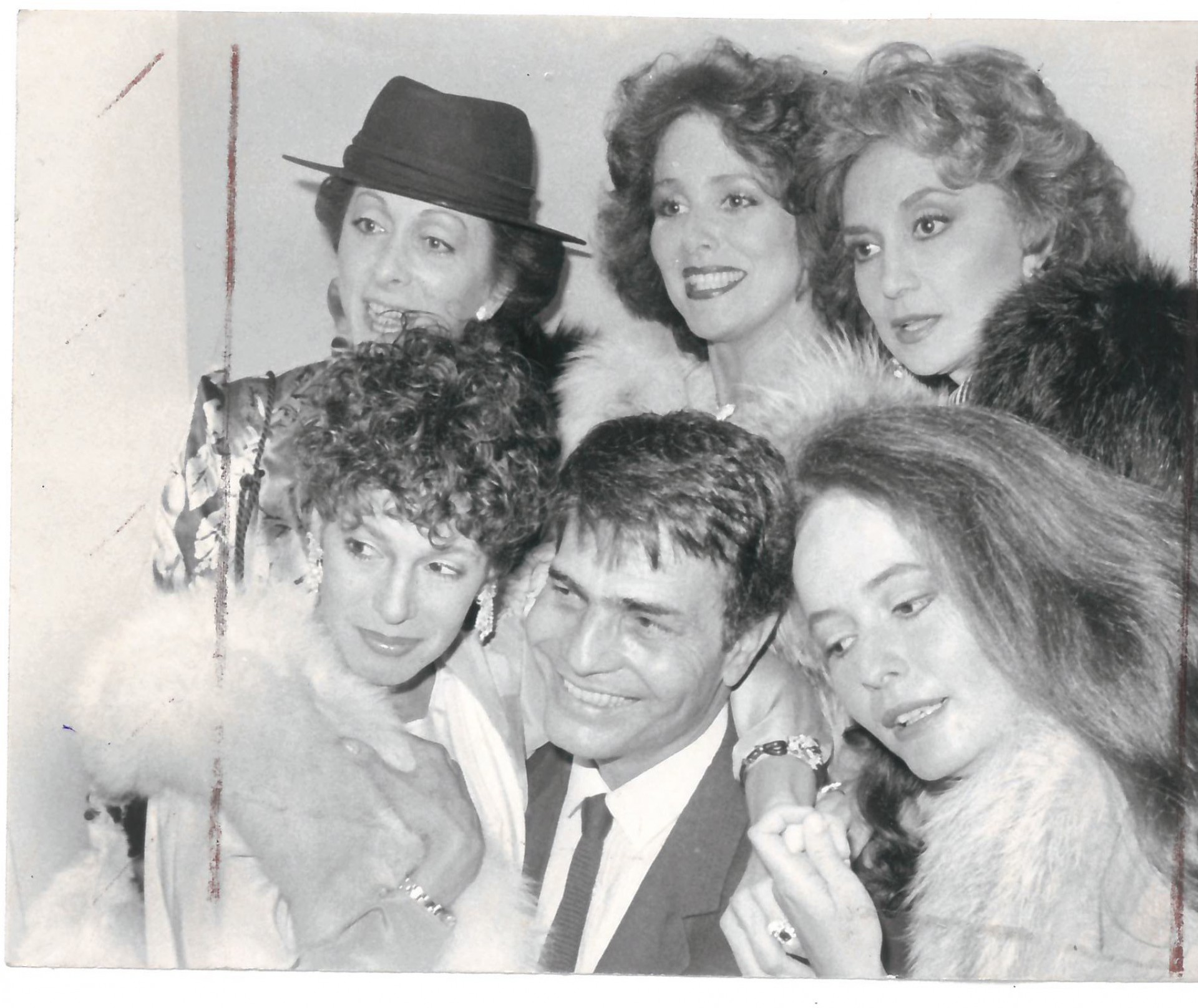 Tarcisio Meira durante a novela Guerra dos Sexos em Agosto de 1983
Araci Balabanian , Irene Ravache, Eva Vilma, Suzana Vieira, Tarcisio Meira e Rene de Vielmon - Arquivo O Dia
