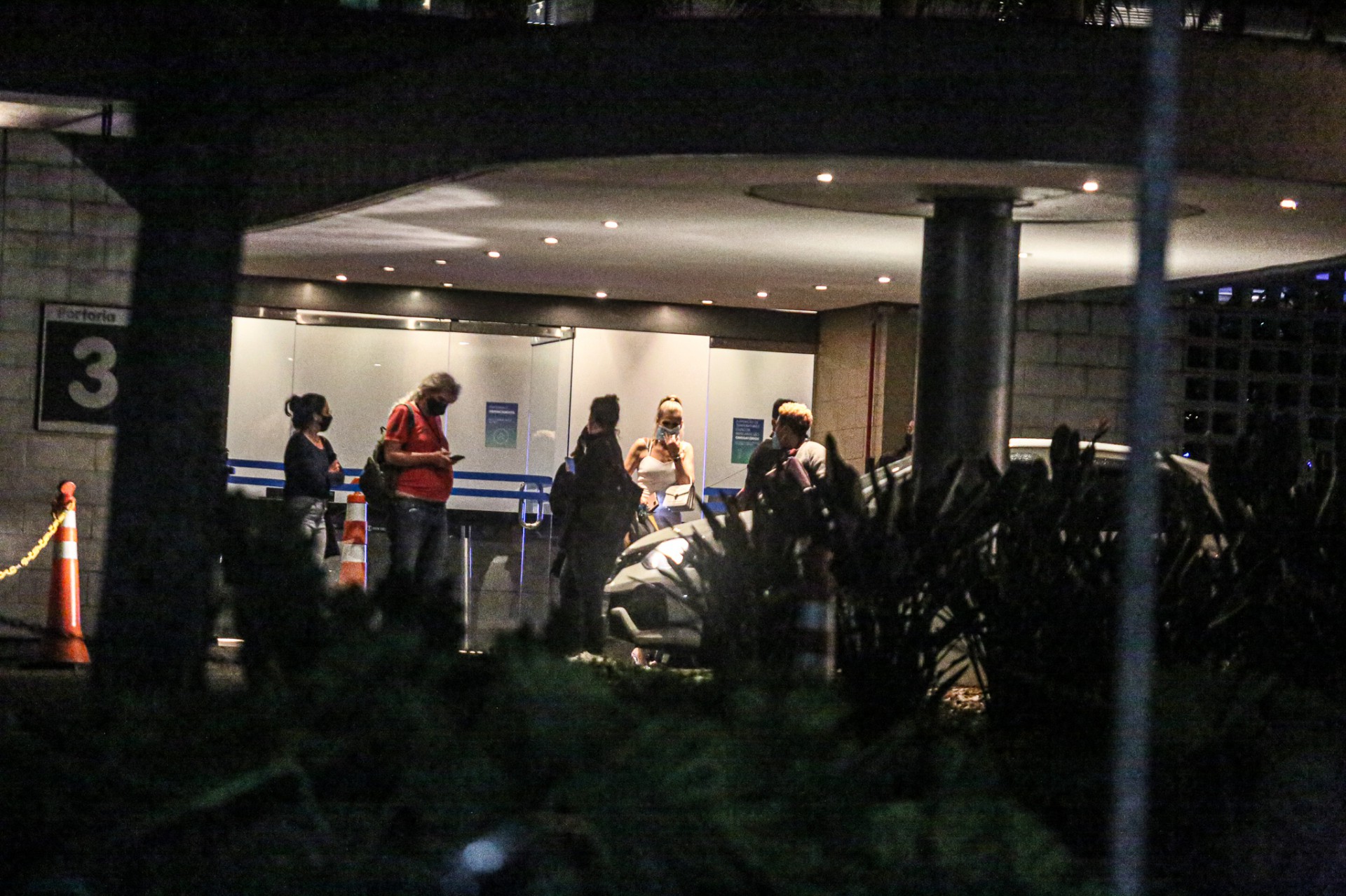 Lívia Andrade deixa os Estúdios Globo, na Zona Oeste do Rio, na noite desta quarta-feira - Ag. News