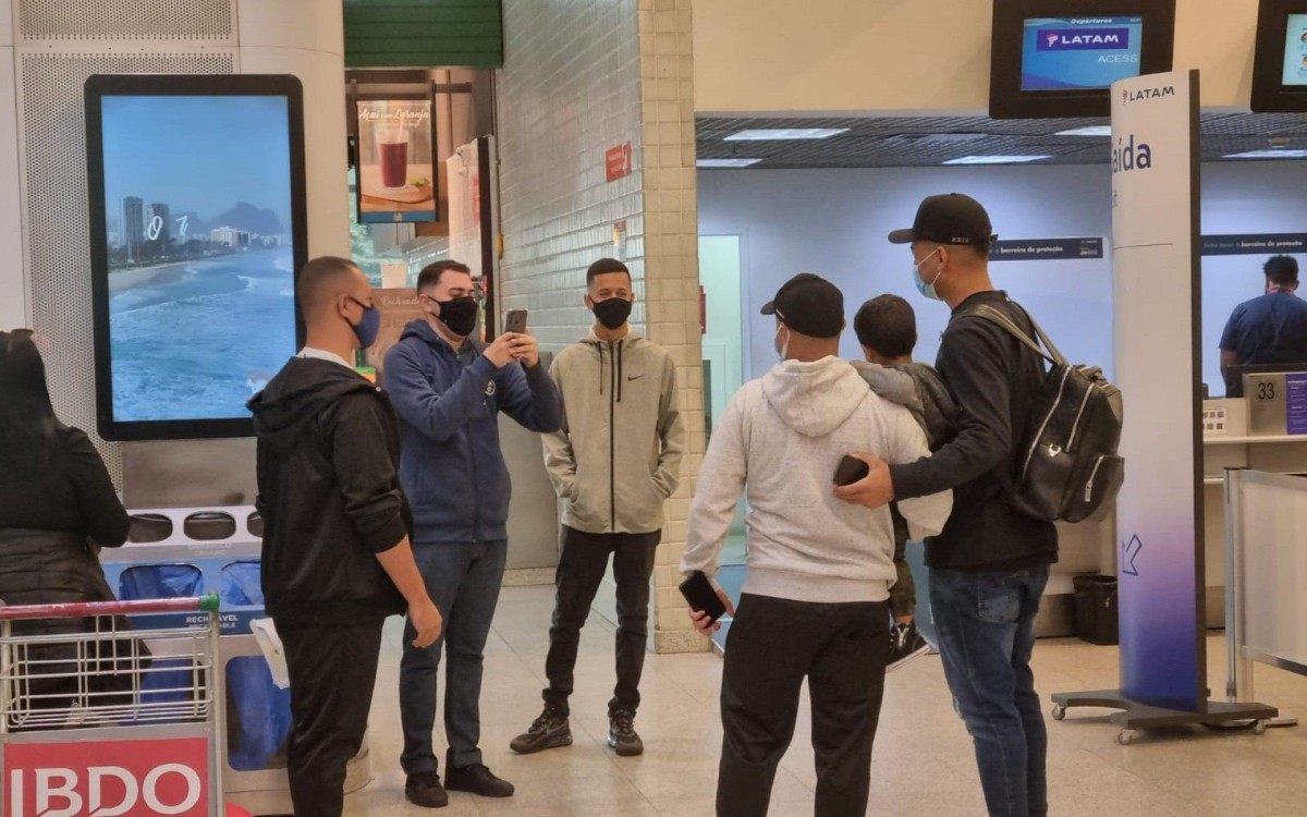 Rodrigo Muniz embarca para defender o Fulham