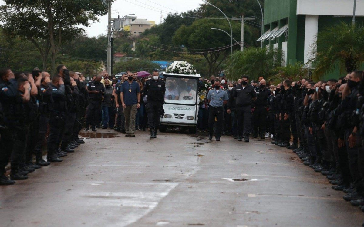 Enterro de PM morto com tiro na cabe&ccedil;a contou com a presen&ccedil;a de 150 amigos e colegas de farda. Despedida teve honrarias como salva de tiros, lan&ccedil;amento de p&eacute;talas e m&uacute;sica tocada pela banda da corpora&ccedil;&atilde;o