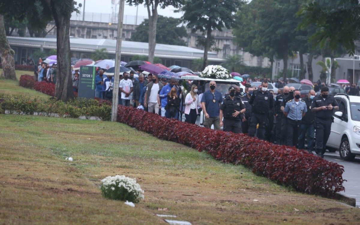 Enterro de PM morto com tiro na cabe&ccedil;a contou com a presen&ccedil;a de 150 amigos e colegas de farda. Despedida teve honrarias como salva de tiros, lan&ccedil;amento de p&eacute;talas e m&uacute;sica tocada pela banda da corpora&ccedil;&atilde;o