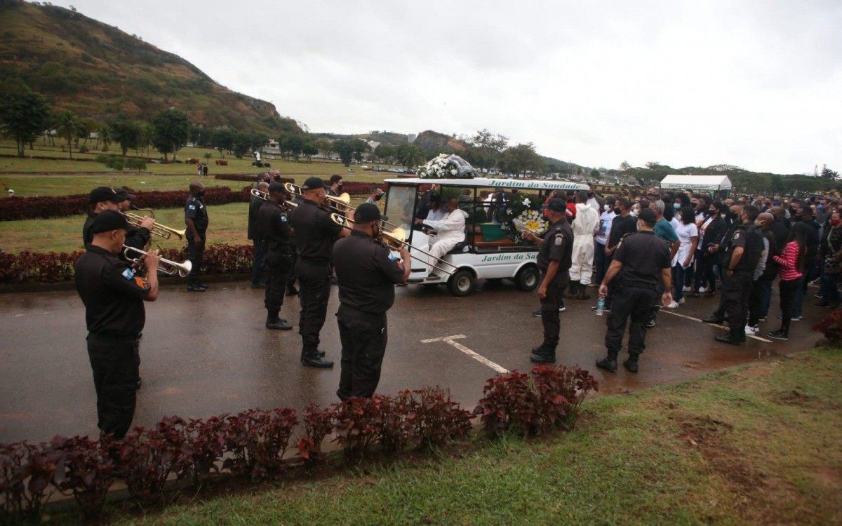 Enterro de PM morto com tiro na cabe&ccedil;a contou com a presen&ccedil;a de 150 amigos e colegas de farda. Despedida teve honrarias como salva de tiros, lan&ccedil;amento de p&eacute;talas e m&uacute;sica tocada pela banda da corpora&ccedil;&atilde;o