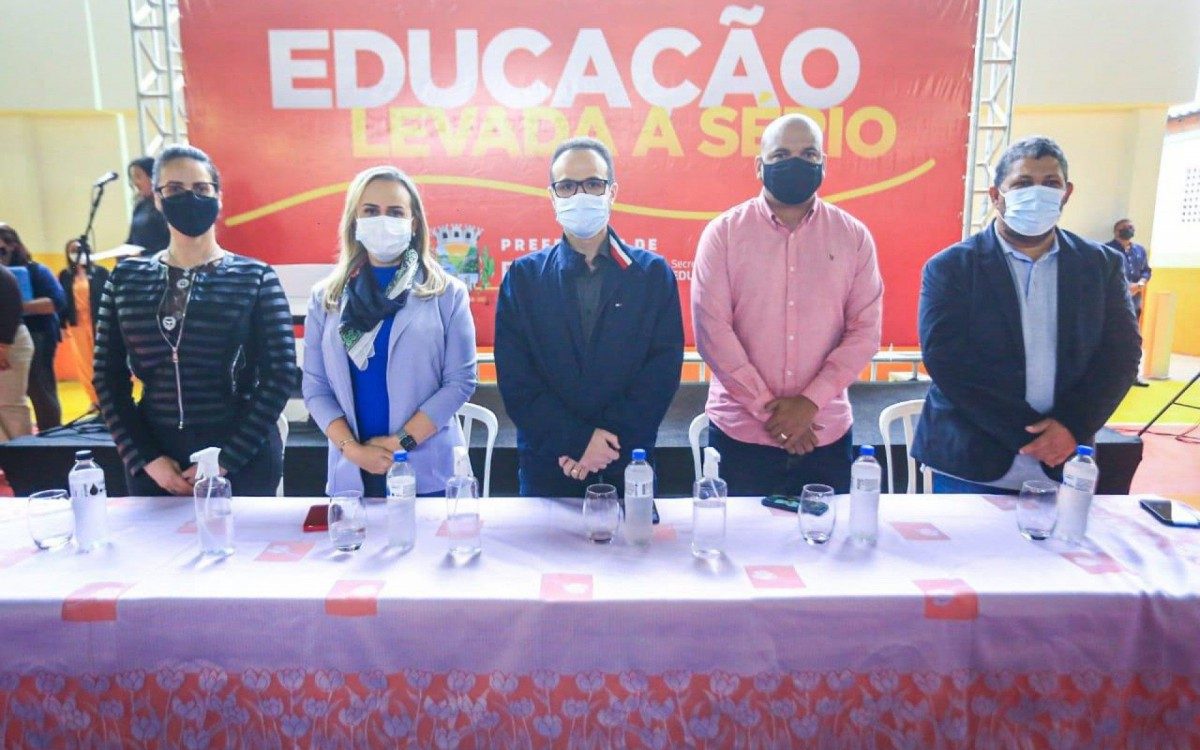 Tati Ervite, Daniela do Waguinho, Denis Macedo, Sidney Canella e Nuna no lan&ccedil;amento do projeto Sementes do Amanh&atilde;