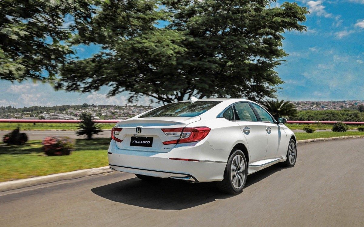 Para-choque traseiro mudou detalhes na parte inferior e tira ponteiras falsas de escapamento