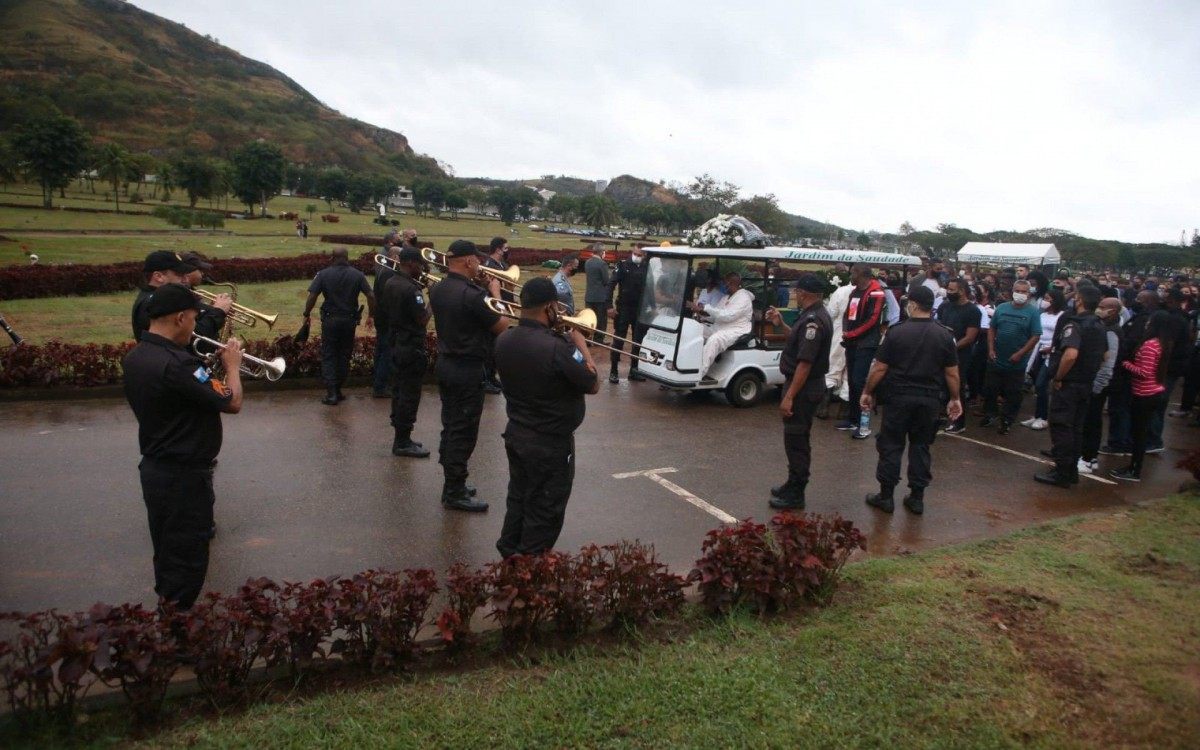 Enterro de PM morto com tiro na cabe&ccedil;a contou com a presen&ccedil;a de 150 amigos e colegas de farda. Despedida teve honrarias como salva de tiros, lan&ccedil;amento de p&eacute;talas e m&uacute;sica tocada pela banda da corpora&ccedil;&atilde;o