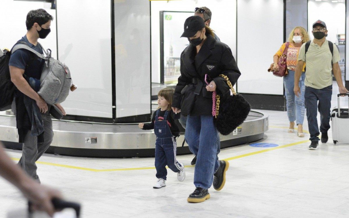 Zoe, filha de Sabrina Sato e Duda Nagle, protagoniza momentos de fofura ao lado dos pais no Aeroporto Santos Dumont, no Rio
