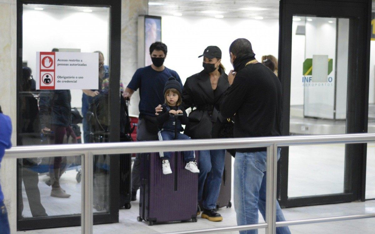 Zoe, filha de Sabrina Sato e Duda Nagle, protagoniza momentos de fofura ao lado dos pais no Aeroporto Santos Dumont, no Rio