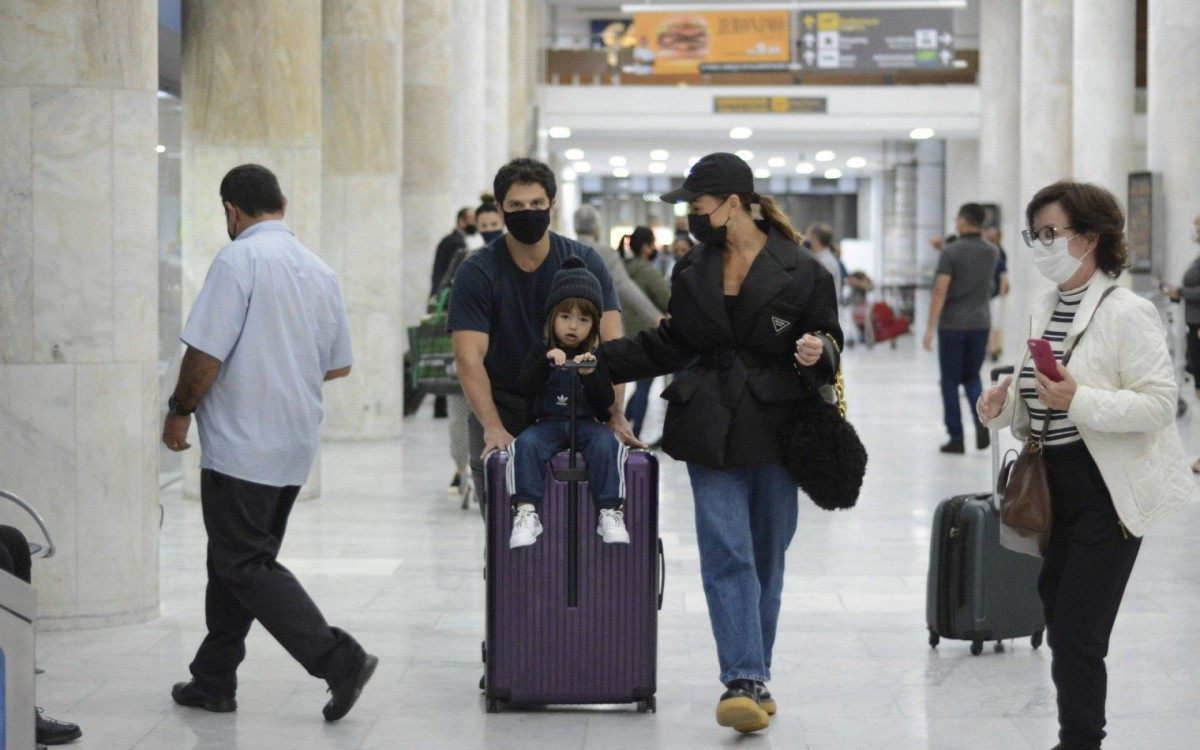 Zoe, filha de Sabrina Sato e Duda Nagle, protagoniza momentos de fofura ao lado dos pais no Aeroporto Santos Dumont, no Rio