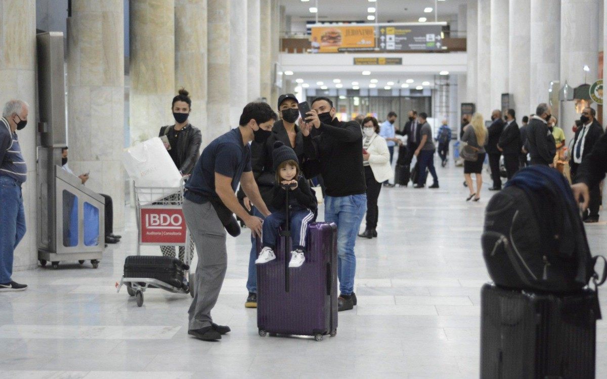 Zoe, filha de Sabrina Sato e Duda Nagle, protagoniza momentos de fofura ao lado dos pais no Aeroporto Santos Dumont, no Rio