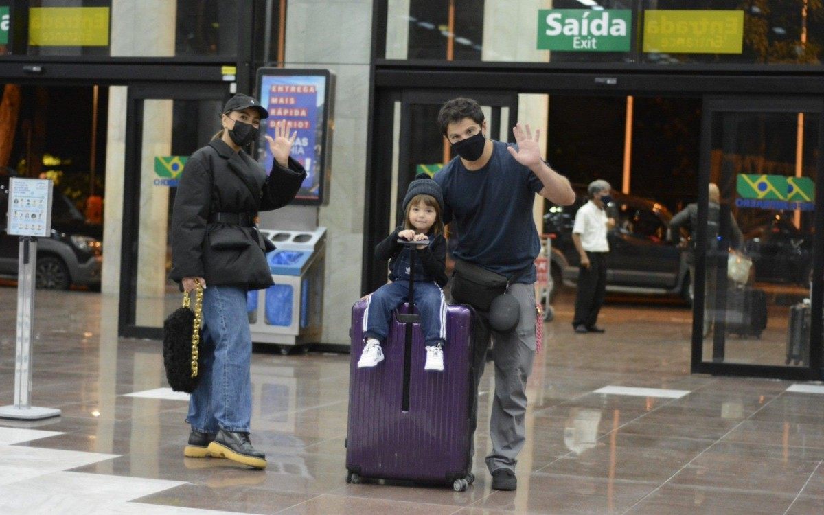 Zoe, filha de Sabrina Sato e Duda Nagle, protagoniza momentos de fofura ao lado dos pais no Aeroporto Santos Dumont, no Rio