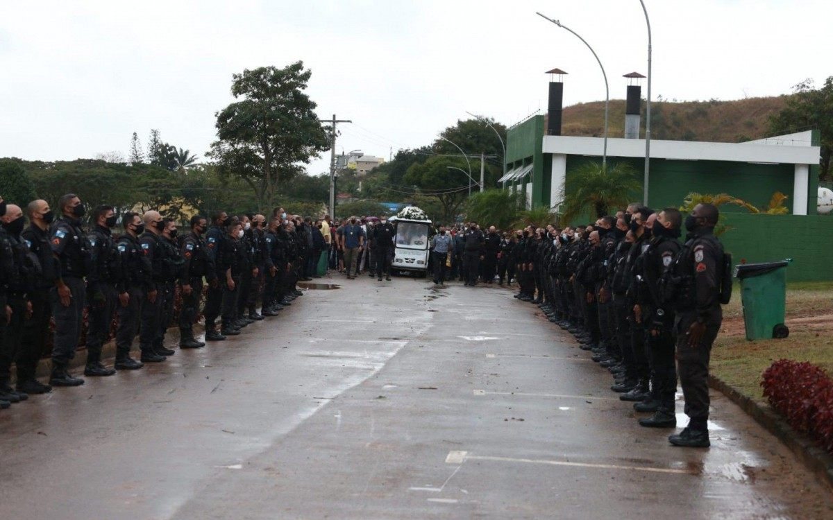 Enterro de PM morto com tiro na cabe&ccedil;a contou com a presen&ccedil;a de 150 amigos e colegas de farda. Despedida teve honrarias como salva de tiros, lan&ccedil;amento de p&eacute;talas e m&uacute;sica tocada pela banda da corpora&ccedil;&atilde;o