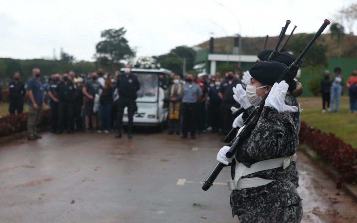 Enterro de PM morto com tiro na cabe&ccedil;a contou com a presen&ccedil;a de 150 amigos e colegas de farda. Despedida teve honrarias como salva de tiros, lan&ccedil;amento de p&eacute;talas e m&uacute;sica tocada pela banda da corpora&ccedil;&atilde;o