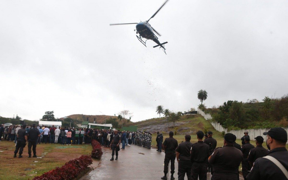 Enterro de PM morto com tiro na cabe&ccedil;a contou com a presen&ccedil;a de 150 amigos e colegas de farda. Despedida teve honrarias como salva de tiros, lan&ccedil;amento de p&eacute;talas e m&uacute;sica tocada pela banda da corpora&ccedil;&atilde;o