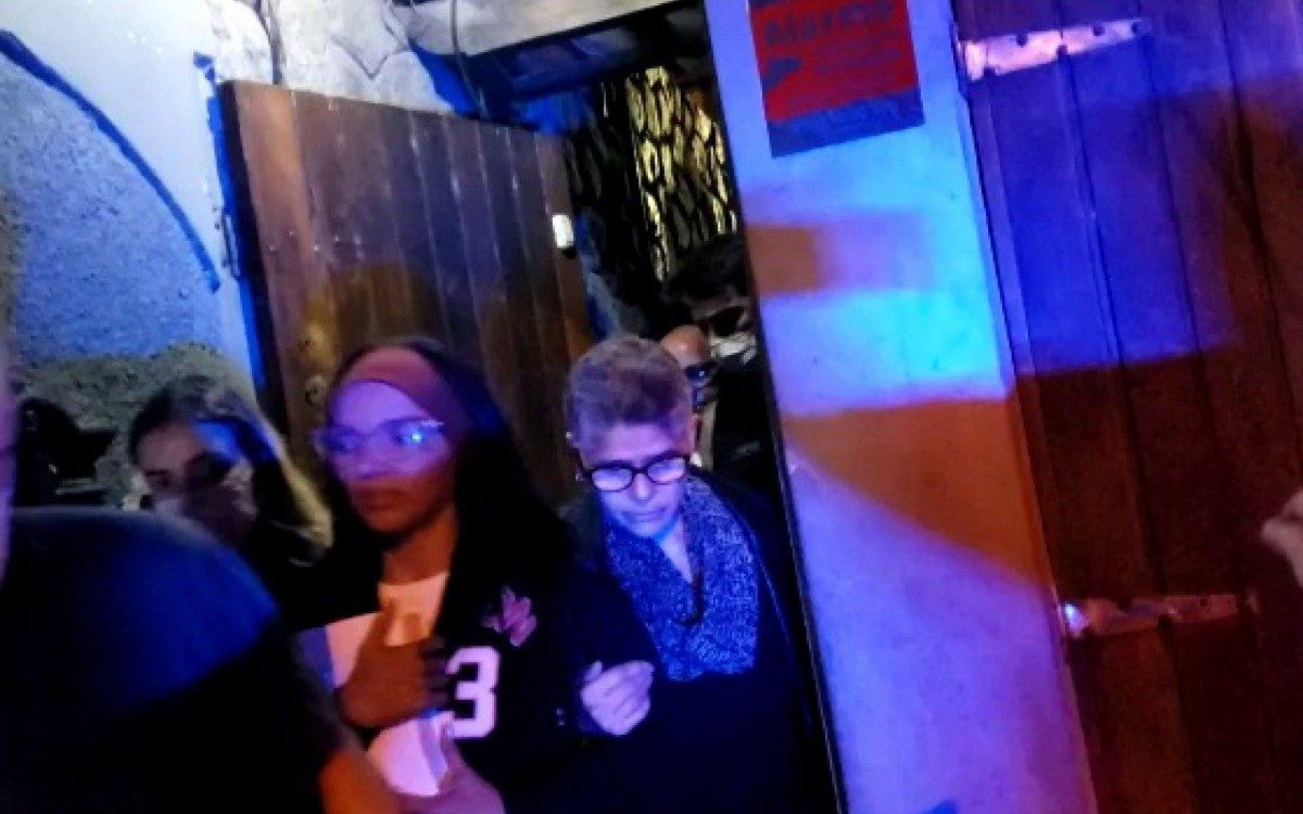 Ex-deputada federal Flordelis deixando a resid&ecirc;ncia em Niter&oacute;i