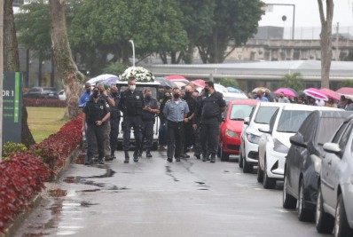 Familiares e colegas de farda dão adeus a PM morto com tiro na cabeça na Penha
