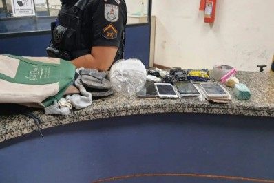 29° BPM apreende celulares e drogas que seriam jogados por cima do muro do presídio de Itaperuna 