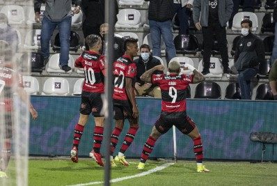 Bruno Henrique explica motivo de ter dado camisa do Flamengo a um torcedor do Olimpia: 'Foi o único que entendeu a situação'