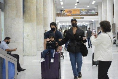 Zoe, filha de Sabrina Sato, dá tchauzinho para fotógrafo em aeroporto