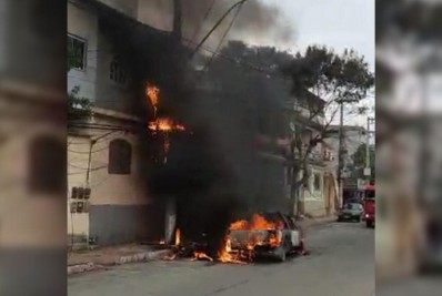 ‘Chupeta’ em bateria provoca fogo e incendeia veículos em Arraial do Cabo