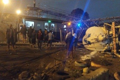 Caminhão de gás colide em passarela e a derruba sobre a Linha 2 do metrô na Zona Norte do Rio