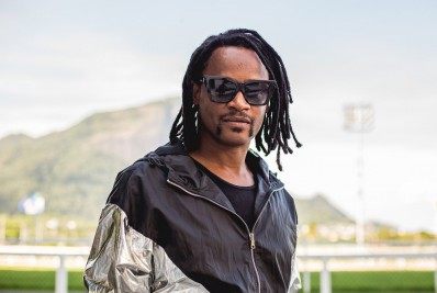 Comemorando 35 anos de carreia, Toni Garrido ressalta a potência das comunidades: 'É o meu ponto de partida'