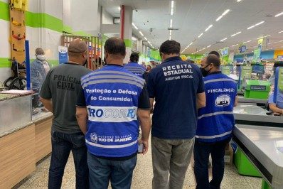 Mais de 60 kg de alimentos impróprios para consumo são descartados de mercados em Meriti