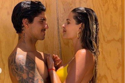 Yasmin Brunet faz homenagem para Medina com foto no chuveiro